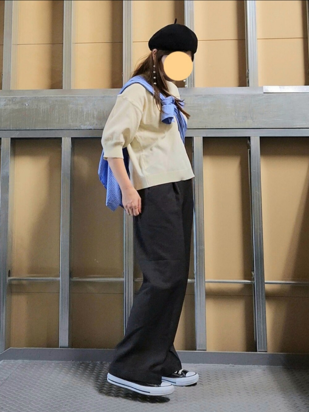 ブルー系のシャツ/ブラウス、ホワイト系のカーディガン/ボレロ、ブラウン系のその他パンツを着用したレディースの秋コーディネートの2枚目の写真