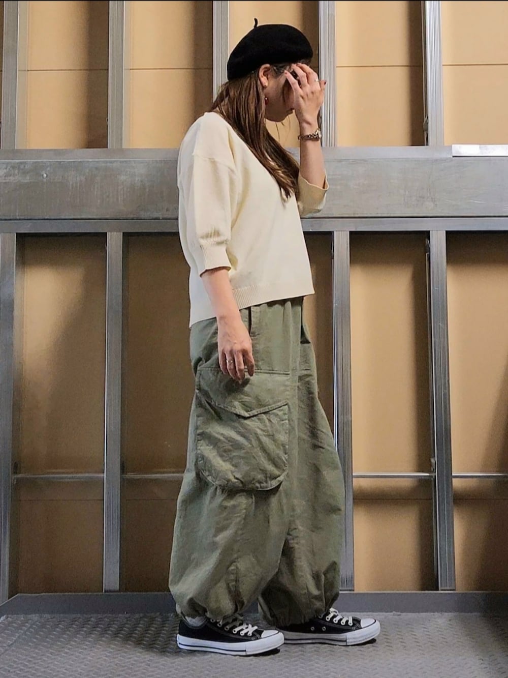 ホワイト系のカーディガン/ボレロ、グリーン系のその他パンツ、ブラック系のスニーカーを着用したレディースの秋コーディネートの3枚目の写真