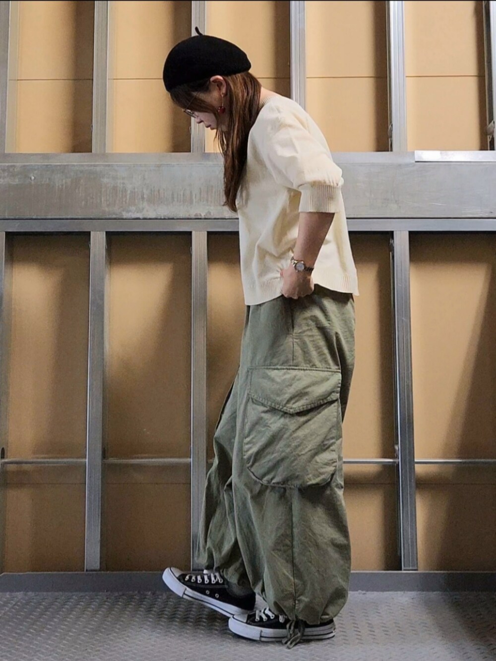 ホワイト系のカーディガン/ボレロ、グリーン系のその他パンツ、ブラック系のスニーカーを着用したレディースの秋コーディネートの2枚目の写真