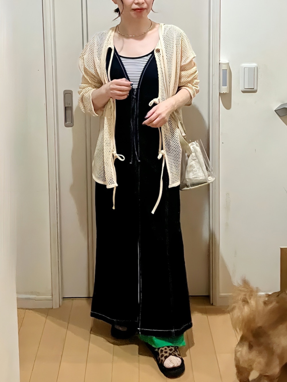 ホワイト系のカーディガン/ボレロ、ブルー系のジャンパースカート、グリーン系のその他パンツを着用したレディースの夏コーディネートの2枚目の写真