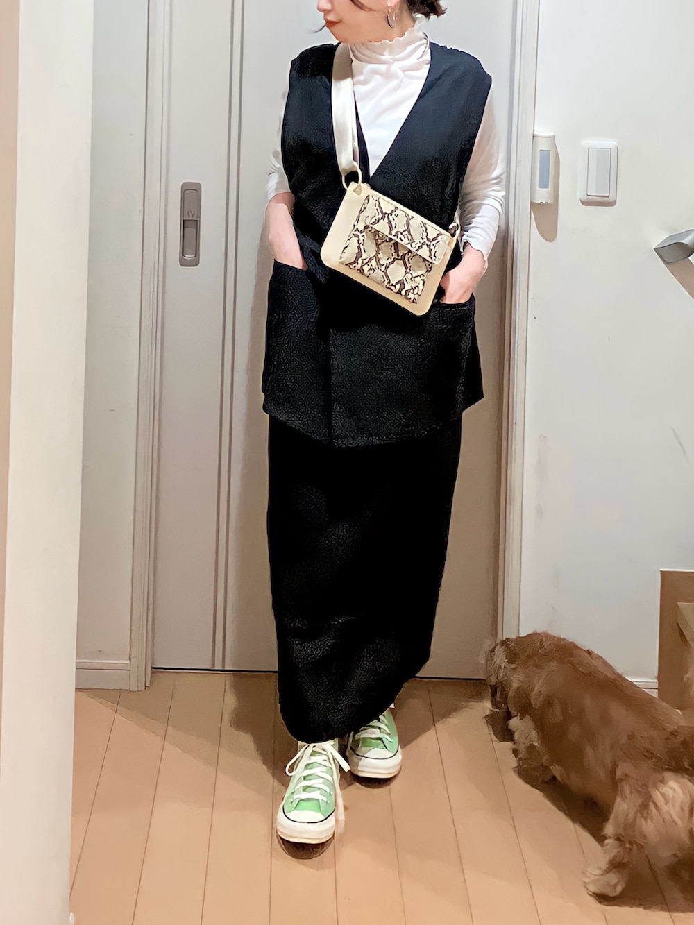 ブラック系のセットアップ、グリーン系のスニーカーを着用したレディースの春コーディネートの2枚目の写真