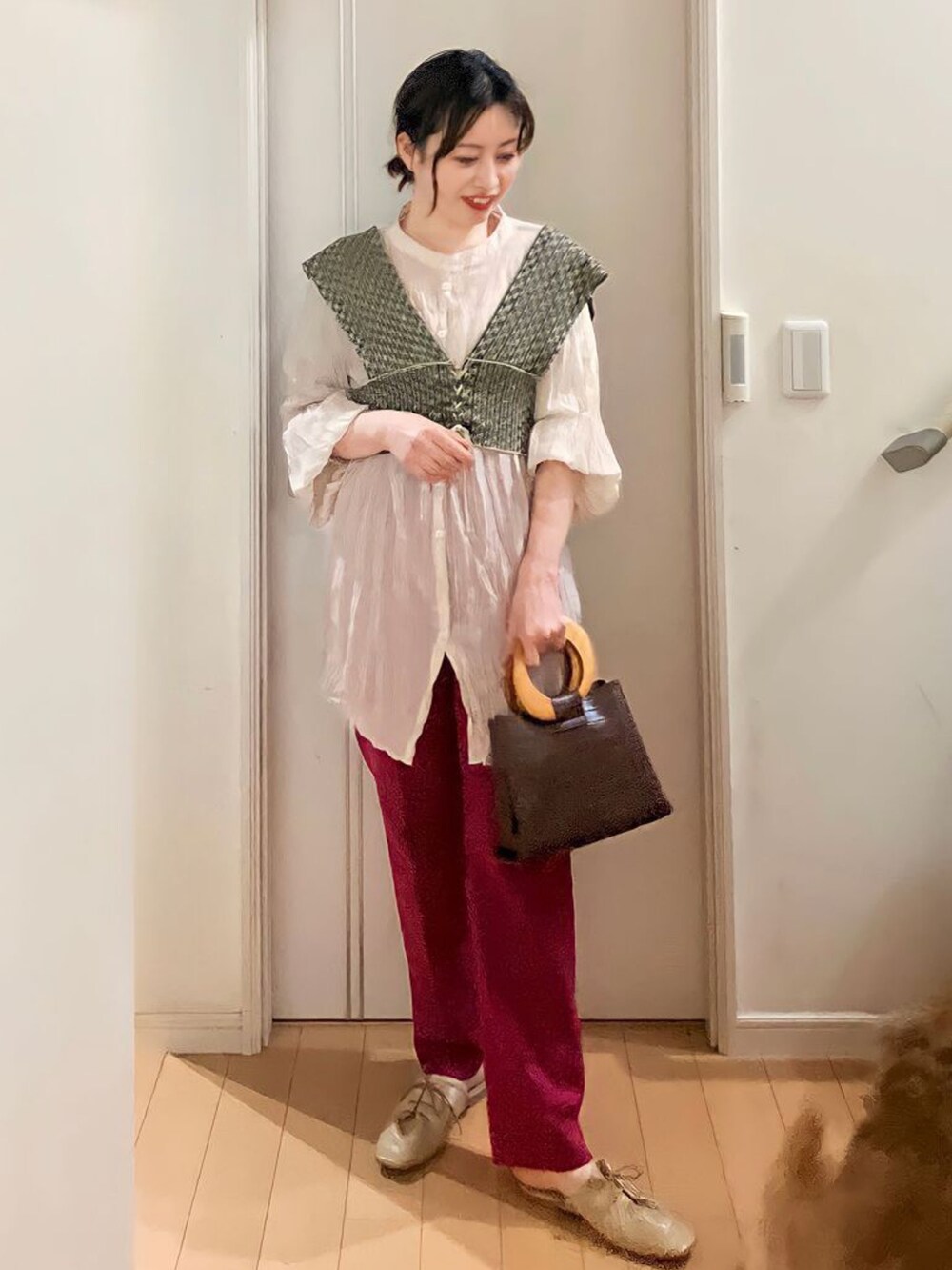 ベージュ系のシャツ/ブラウス、ブラック系のトップス、ピンク系のその他パンツを着用したレディースの春コーディネートの2枚目の写真