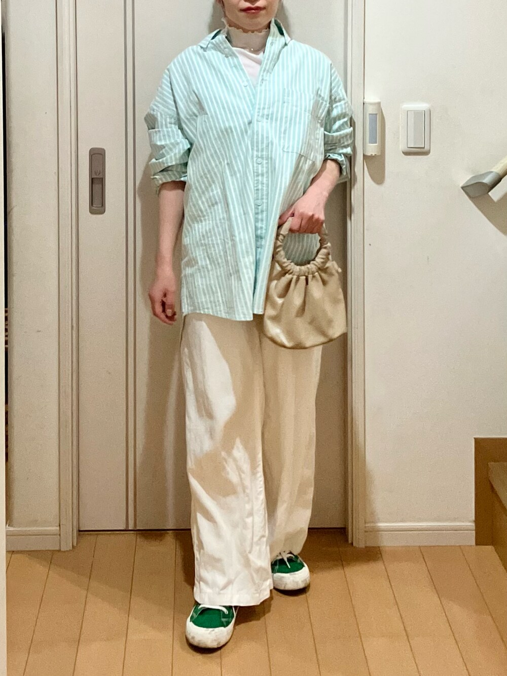 グリーン系のシャツ/ブラウス、ホワイト系のTシャツ/カットソー、ホワイト系のオールインワン・サロペットを着用したレディースの春コーディネートの2枚目の写真