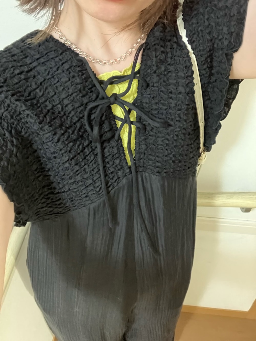 ブラック系のつなぎ/オールインワン、イエロー系のタンクトップ、ブラウン系のブレスレットを着用したレディースの夏コーディネートの3枚目の写真