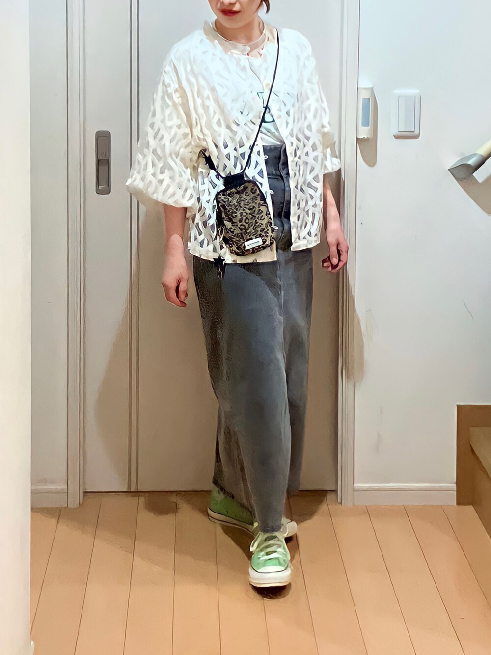 ホワイト系のシャツ/ブラウス、グレー系のデニムスカート、グリーン系のスニーカーを着用したレディースの春コーディネートの2枚目の写真