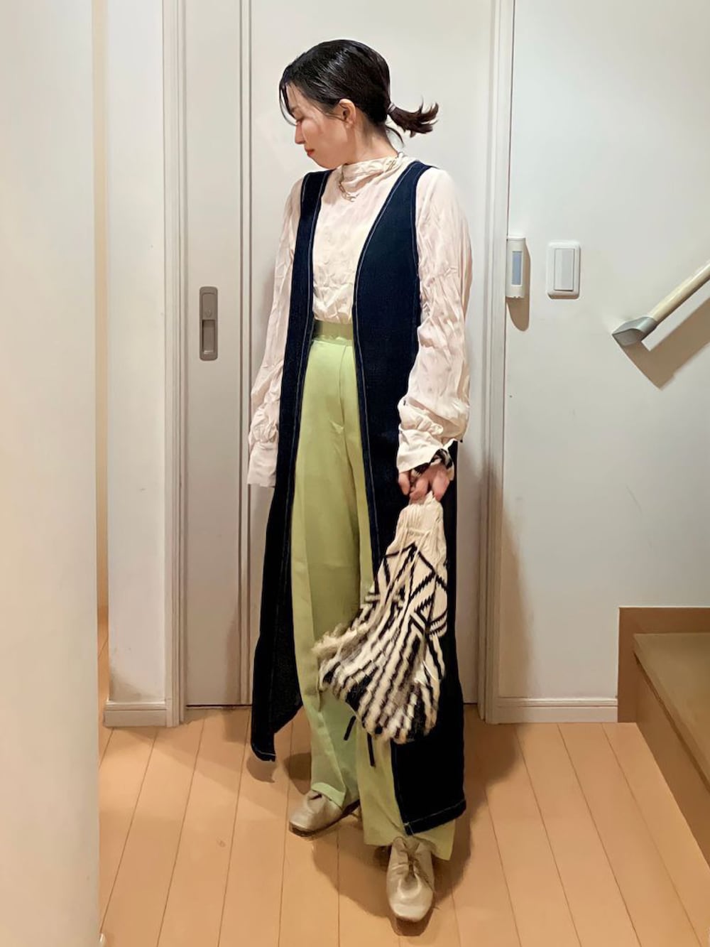 ベージュ系のシャツ/ブラウス、ブルー系のジャンパースカート、グリーン系のスラックスを着用したレディースの春コーディネートの4枚目の写真