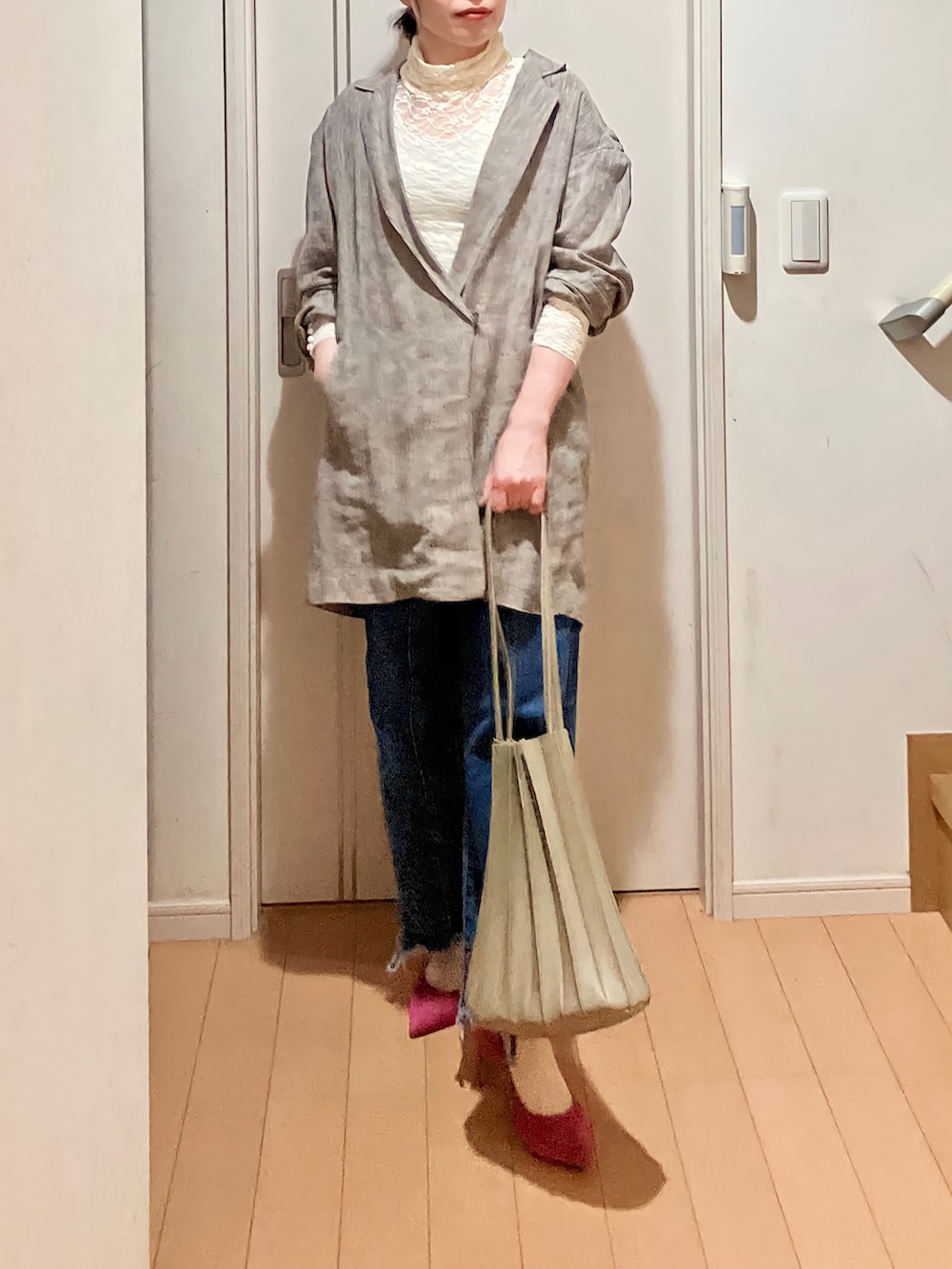 ホワイト系のTシャツ/カットソー、ブラウン系のテーラードジャケット、グリーン系のトートバッグを着用したレディースの春コーディネートの2枚目の写真