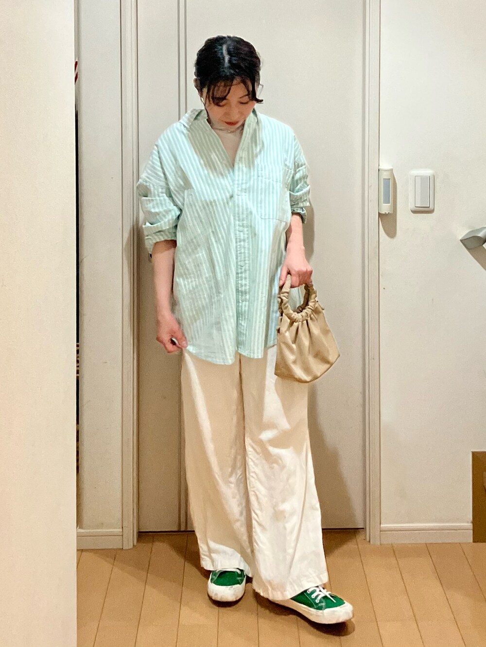 グリーン系のシャツ/ブラウス、ホワイト系のTシャツ/カットソー、ホワイト系のオールインワン・サロペットを着用したレディースの春コーディネートの3枚目の写真