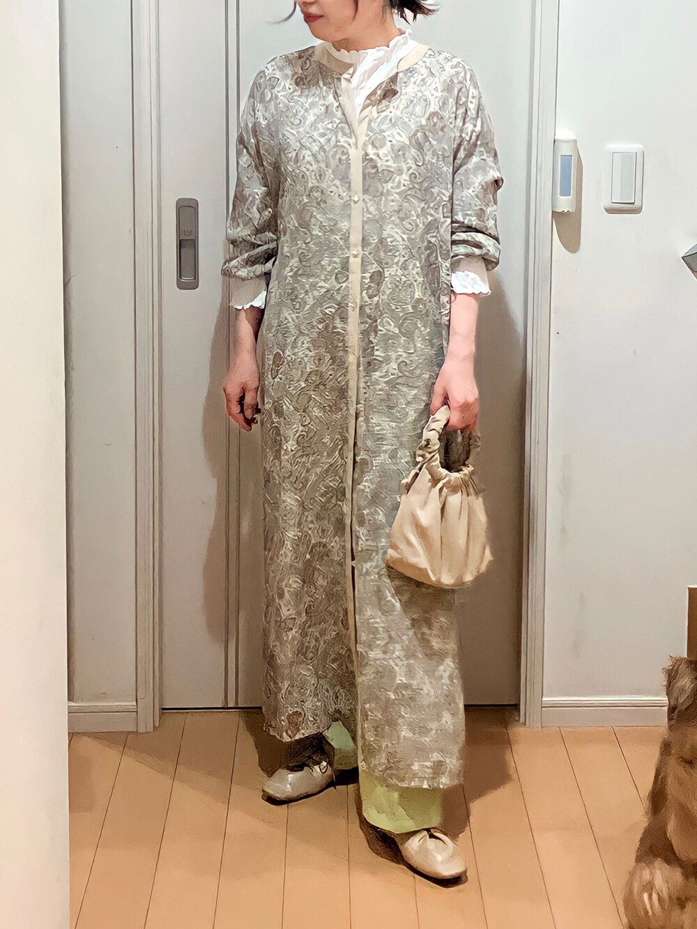 ベージュ系のワンピース/ドレス、ベージュ系のショルダーバッグ、グリーン系のスラックスを着用したレディースの春コーディネートの2枚目の写真