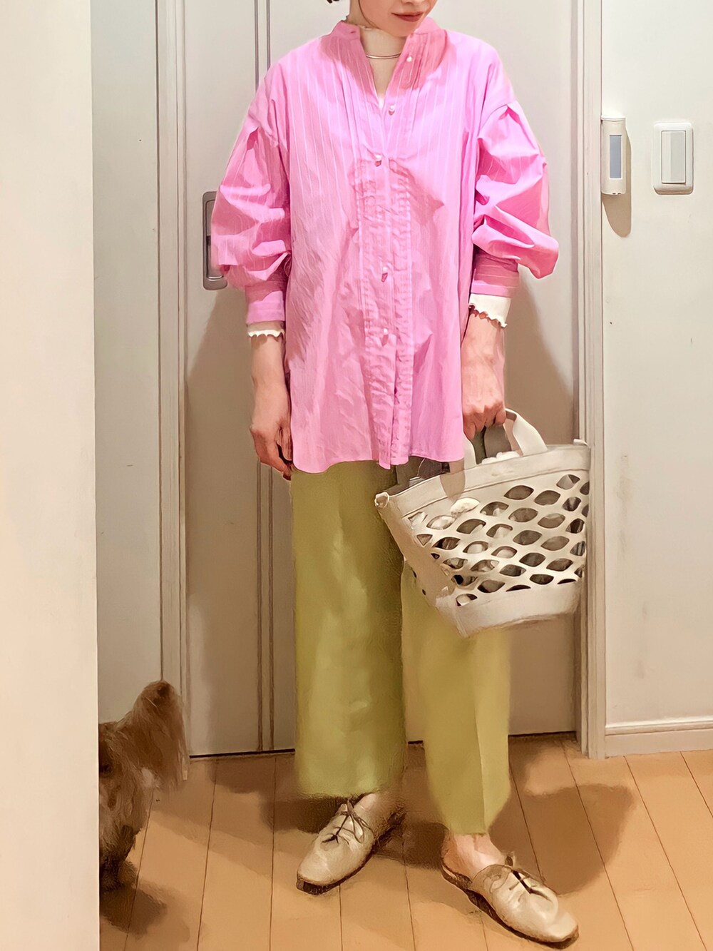 ピンク系のシャツ/ブラウス、グリーン系のスラックス、ベージュ系のサンダルを着用したレディースの春コーディネートの2枚目の写真