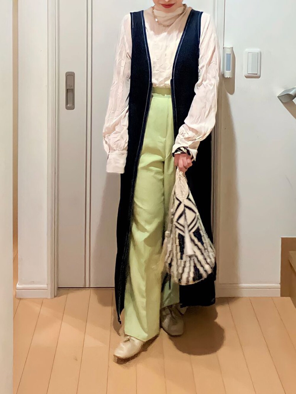 ベージュ系のシャツ/ブラウス、ブルー系のジャンパースカート、グリーン系のスラックスを着用したレディースの春コーディネートの3枚目の写真