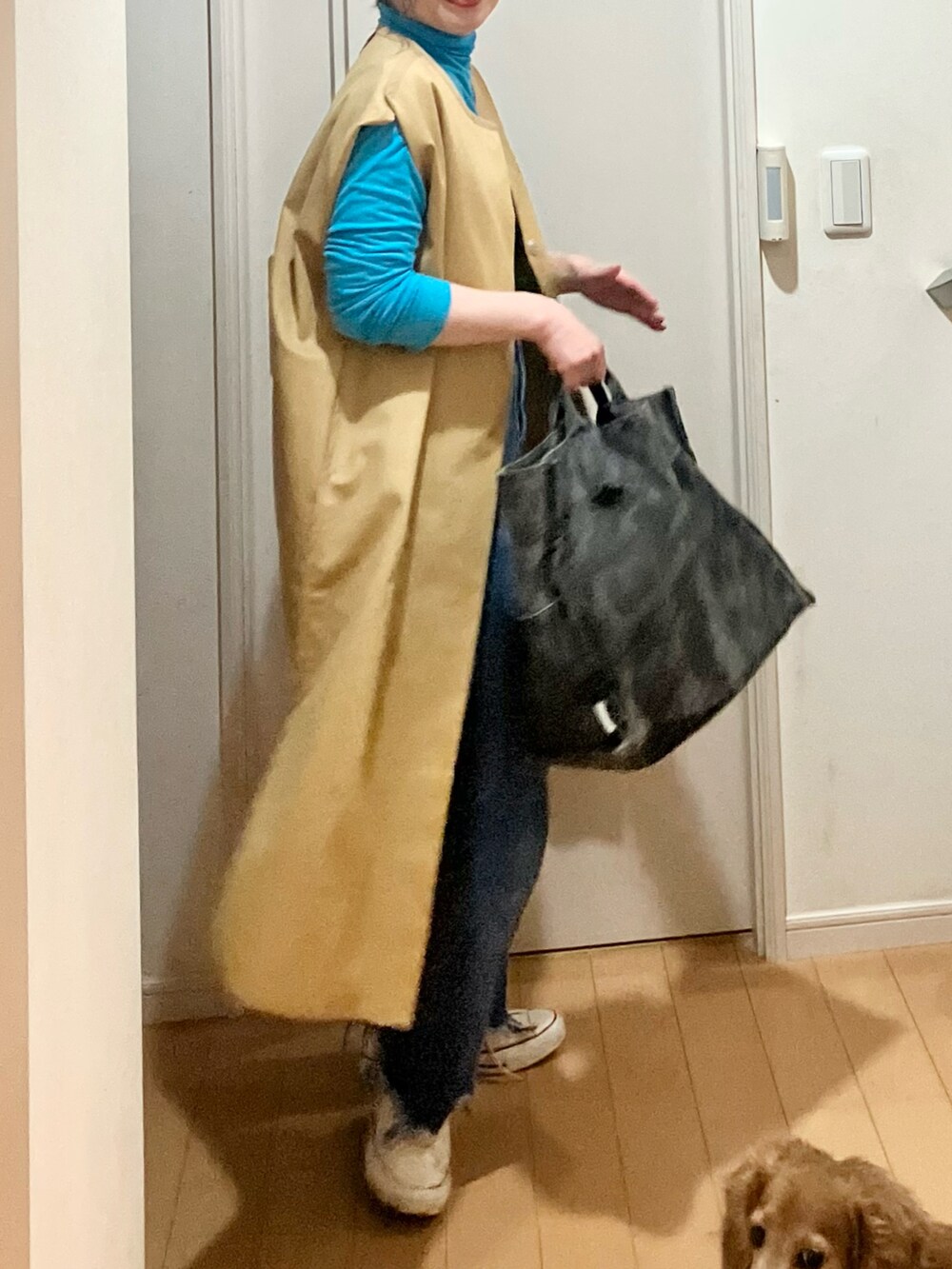 ベージュ系のその他アウター、ブルー系のTシャツ/カットソー、ブルー系のデニムパンツを着用したレディースの春コーディネートの2枚目の写真