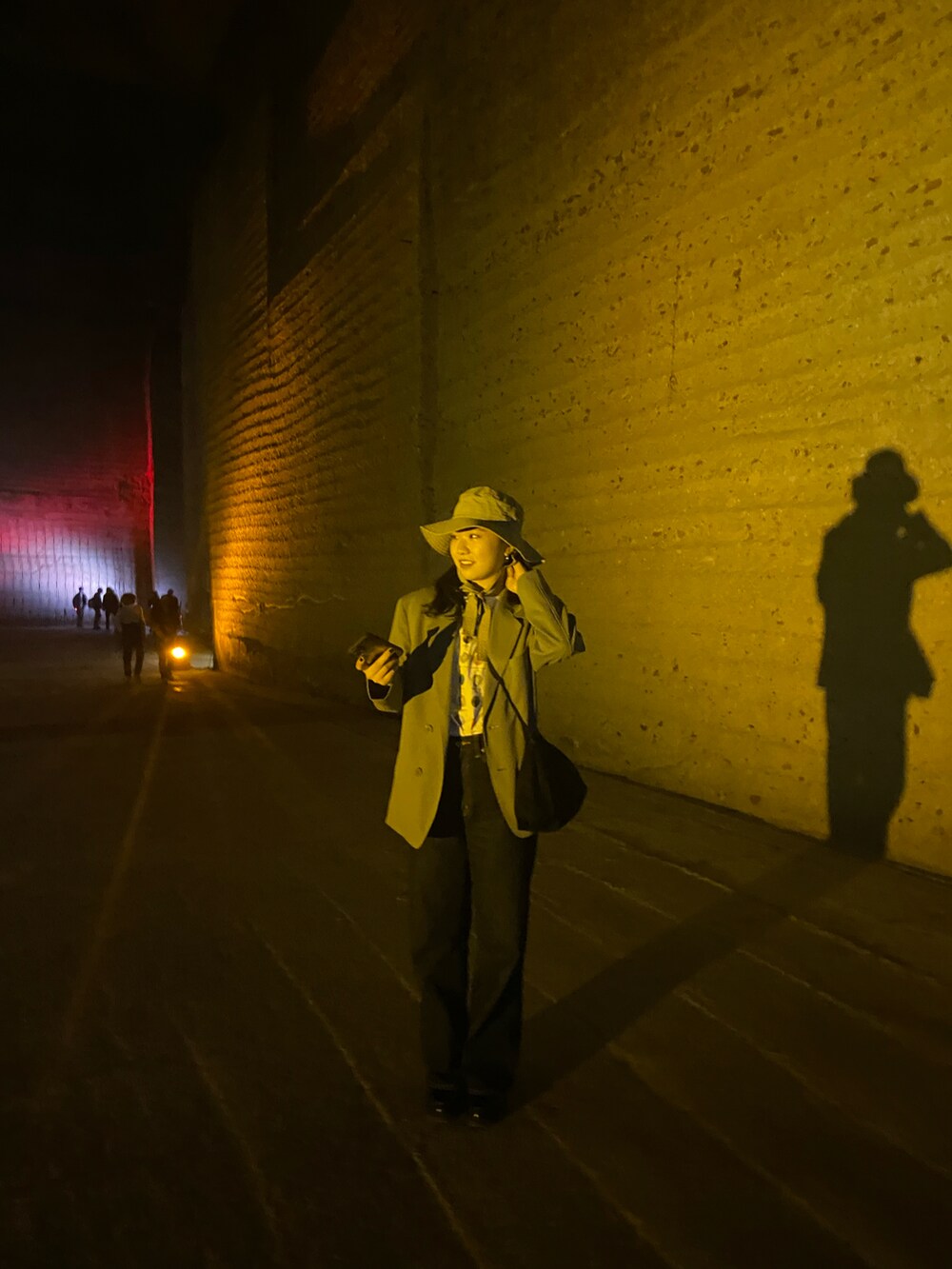 グリーン系のジャケット/アウター、ブルー系のデニムパンツ、ブラック系のローファーを着用したレディースの冬コーディネートの3枚目の写真