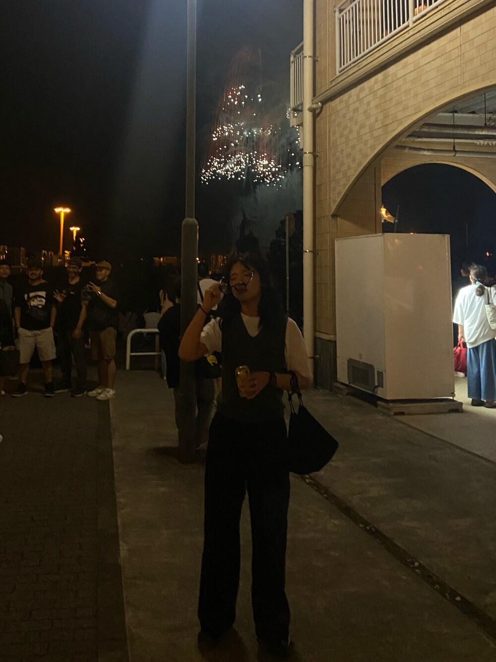 グレー系のベスト、ホワイト系のTシャツ/カットソー、レッド系のその他パンツを着用したレディースの冬コーディネートの2枚目の写真