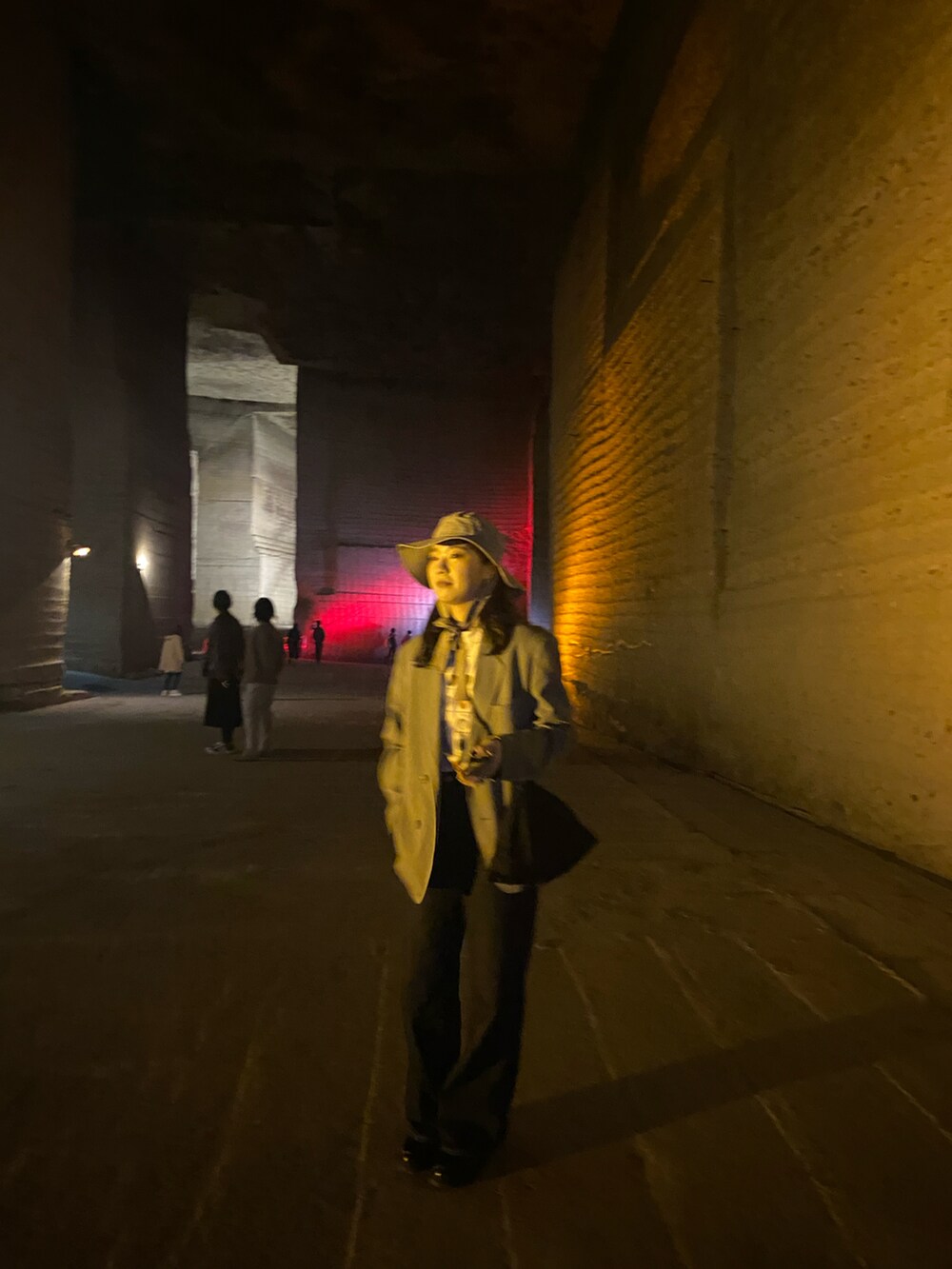 グリーン系のジャケット/アウター、ブルー系のデニムパンツ、ブラック系のローファーを着用したレディースの冬コーディネートの2枚目の写真