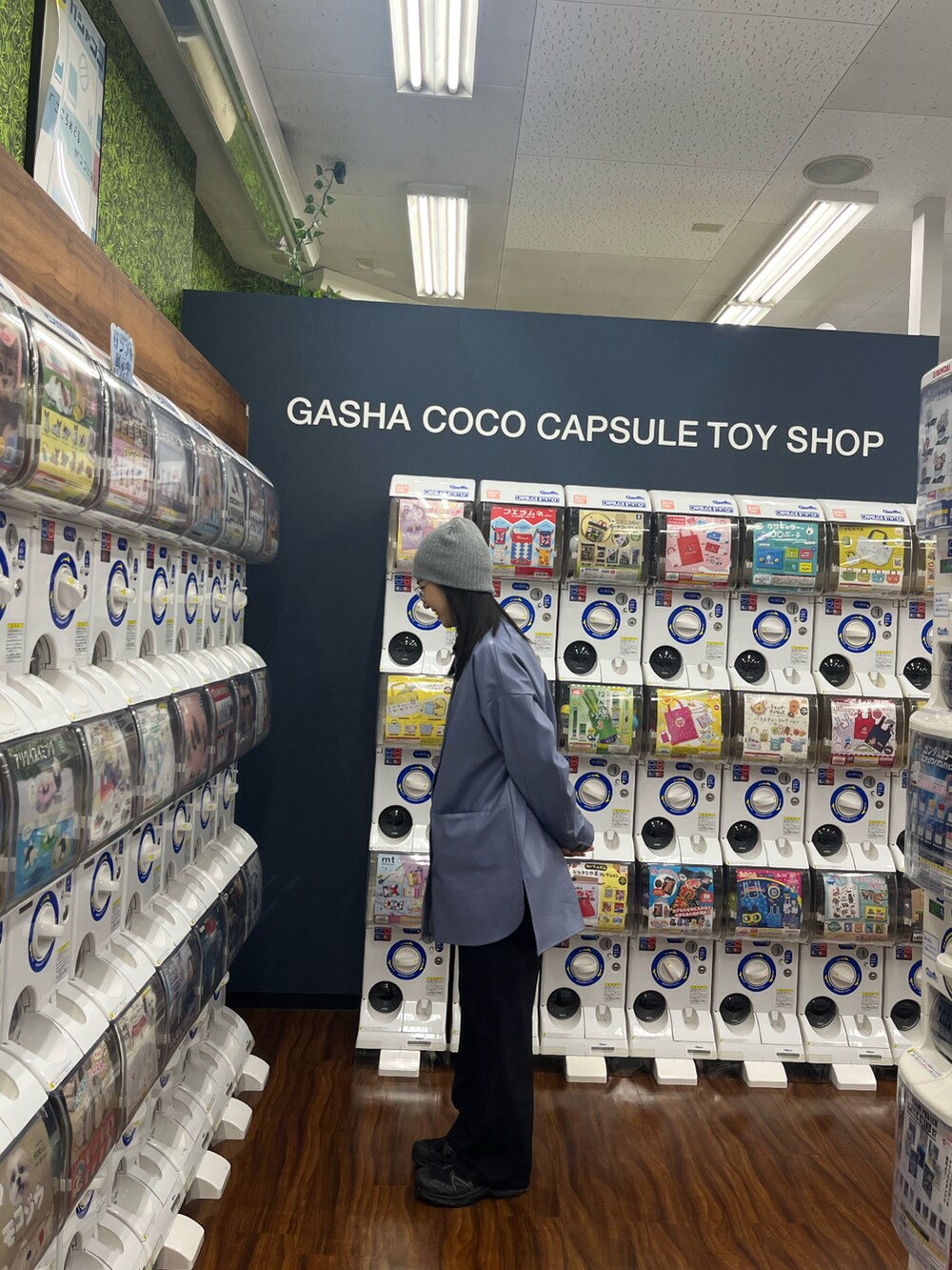 ブラック系のスラックス、ブラック系のスニーカー、グレー系のニットキャップ/ビーニーを着用したレディースの冬コーディネートの3枚目の写真