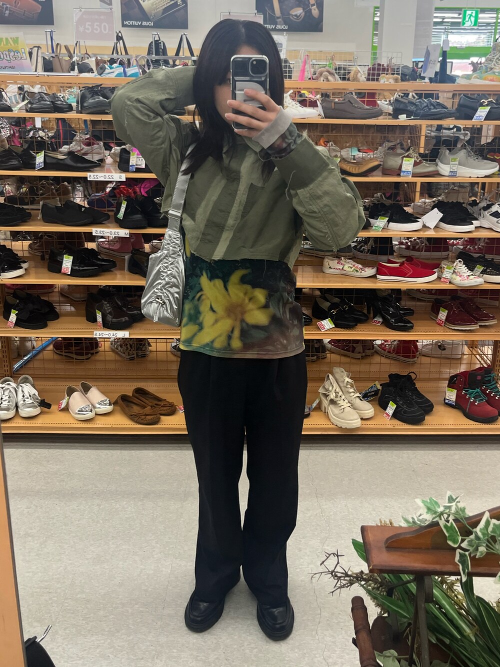 グリーン系のシャツ/ブラウス、イエロー系のシャツ/ブラウス、ブラック系のスラックスを着用したレディースの冬コーディネートの3枚目の写真