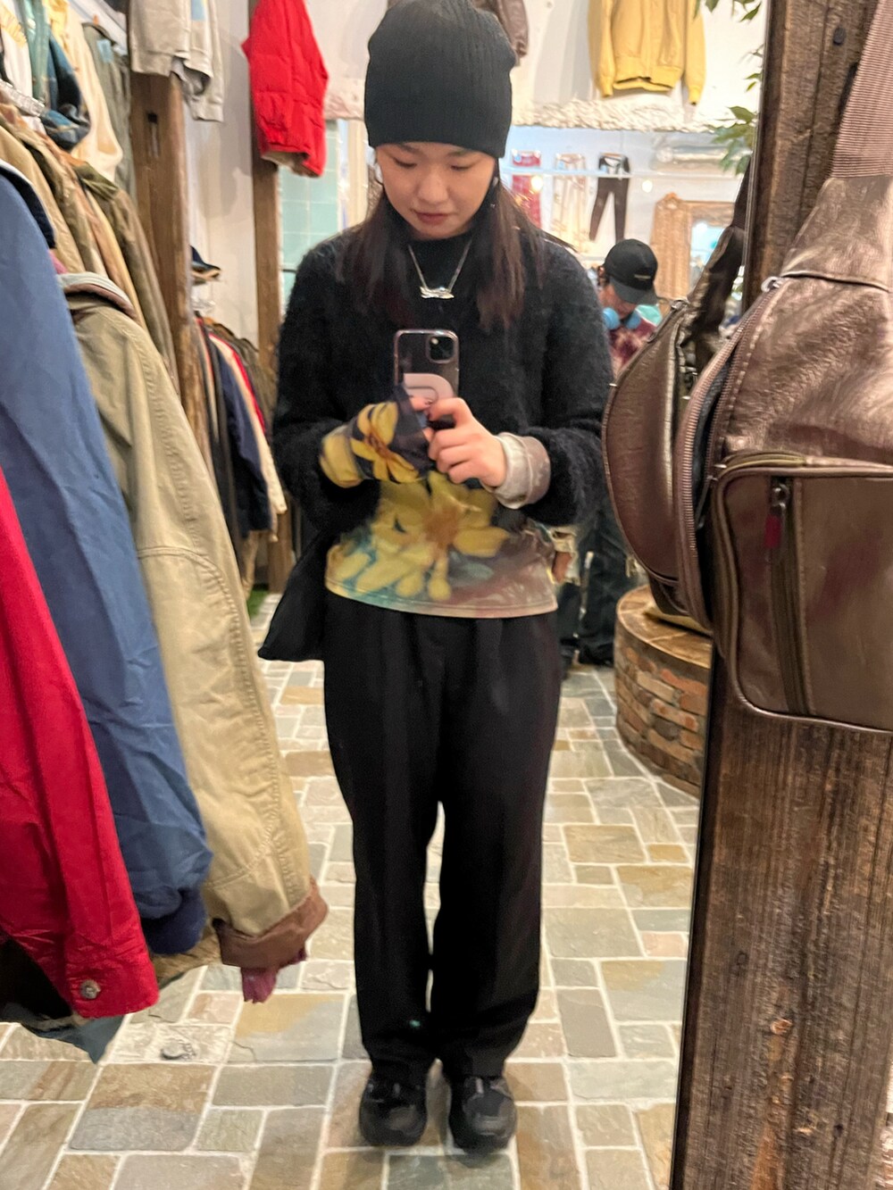 イエロー系のシャツ/ブラウス、ブラック系のスラックス、ブラック系のスニーカーを着用したレディースの冬コーディネートの3枚目の写真