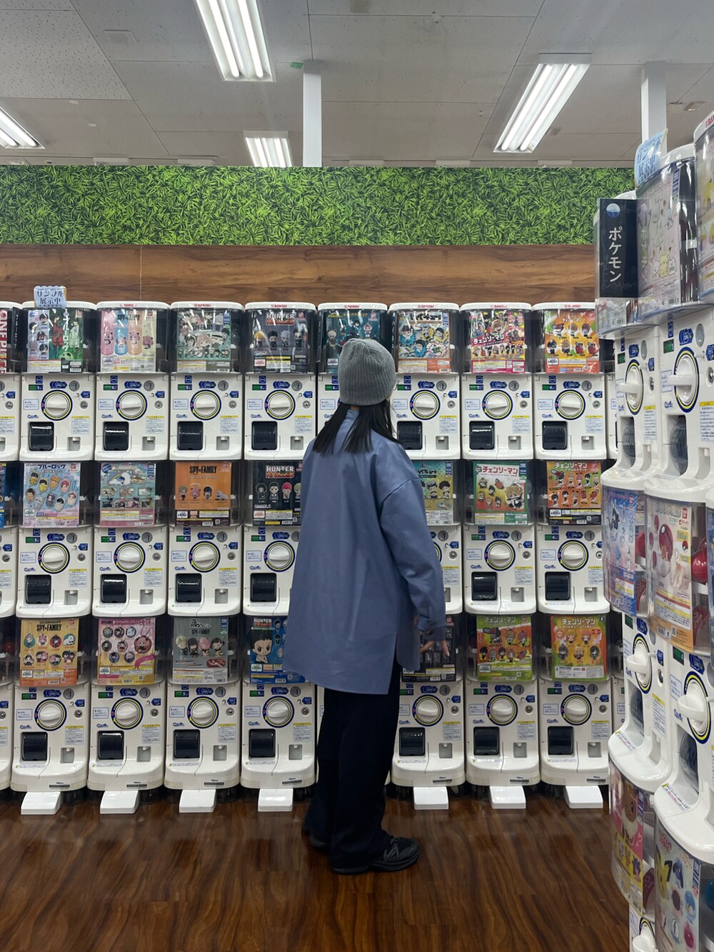 ブラック系のスラックス、ブラック系のスニーカー、グレー系のニットキャップ/ビーニーを着用したレディースの冬コーディネートの4枚目の写真