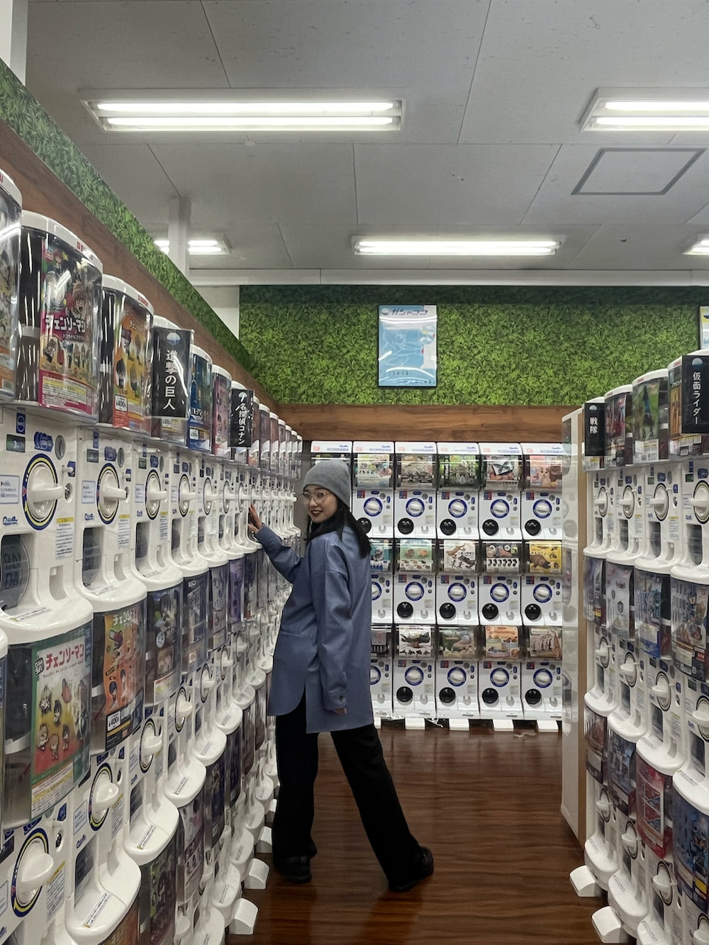 ブラック系のスラックス、ブラック系のスニーカー、グレー系のニットキャップ/ビーニーを着用したレディースの冬コーディネートの2枚目の写真