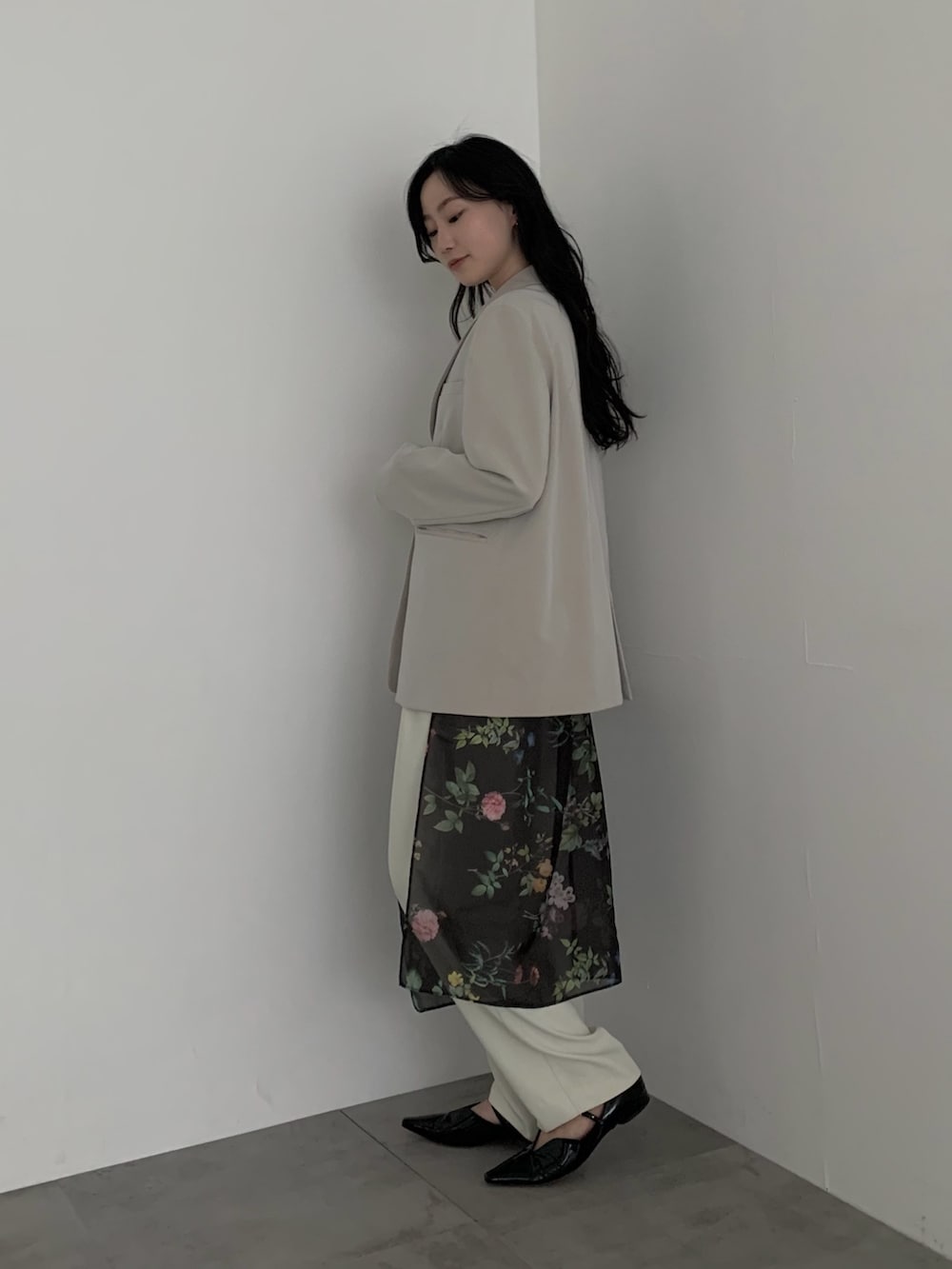 ベージュ系のその他アウター、ホワイト系のその他パンツ、ブラック系のバンダナ/スカーフを着用したレディースの冬コーディネートの2枚目の写真