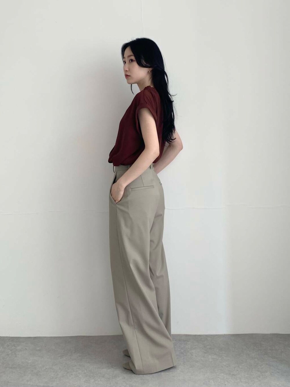 ブラウン系のパンプス、ブラウン系のその他パンツ、ブラウン系のシャツ/ブラウスを着用したレディースの夏コーディネートの2枚目の写真