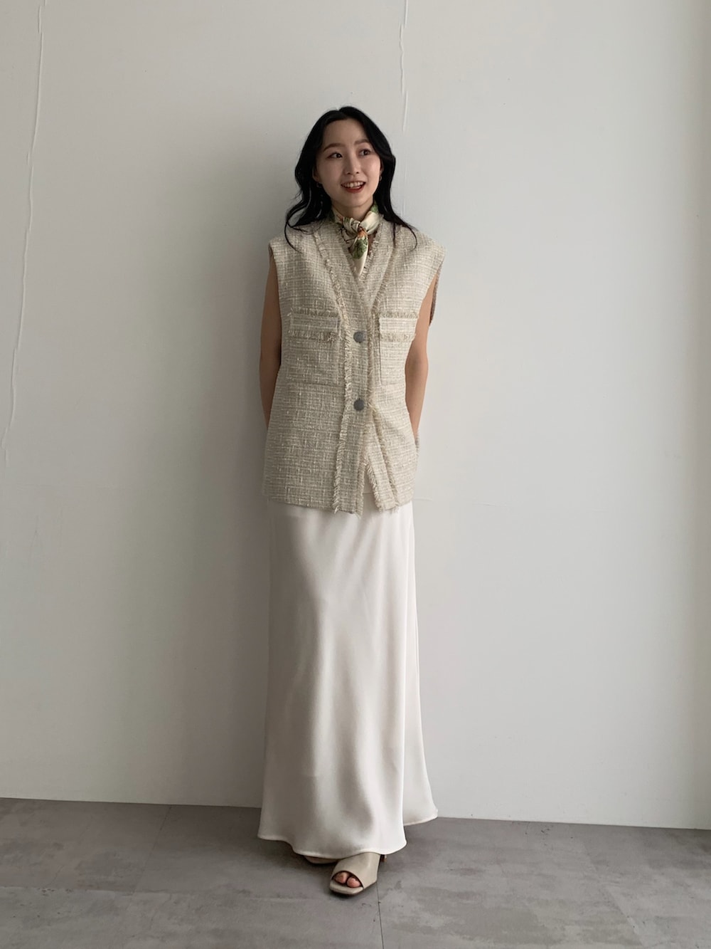 ベージュ系のベスト、ピンク系のバンダナ/スカーフを着用したレディースの冬コーディネートの3枚目の写真