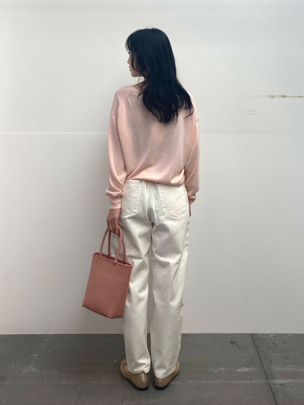ピンク系のトートバッグ、ピンク系のカーディガン/ボレロ、ホワイト系のその他パンツを着用したレディースの夏コーディネートの7枚目の写真