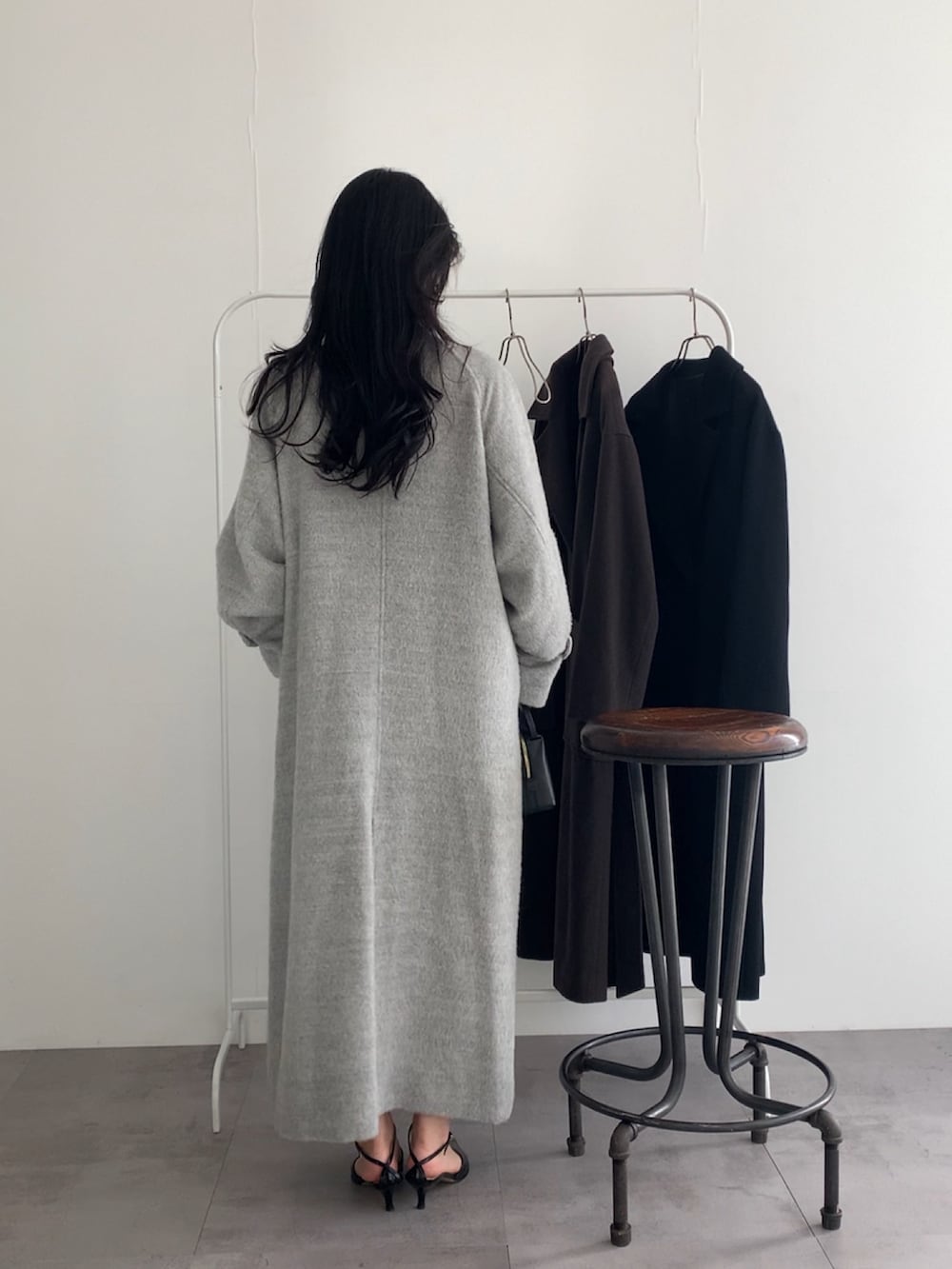 グレー系のその他アウター、ブルー系のワンピースを着用したレディースの冬コーディネートの6枚目の写真