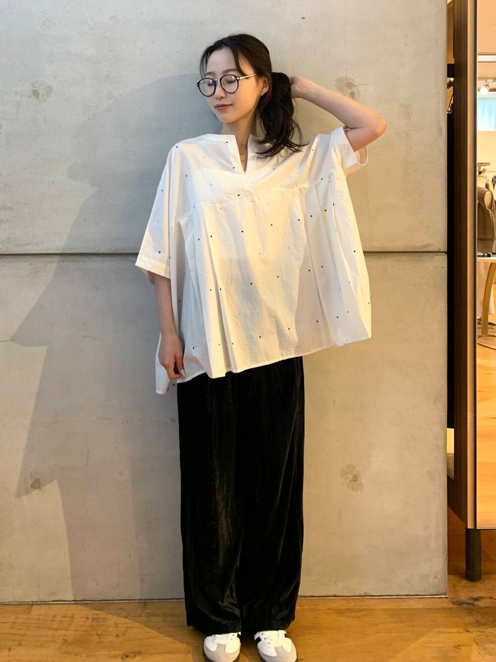 ホワイト系のシャツ/ブラウス、ホワイト系のスニーカー、ブラック系のその他パンツを着用したレディースの夏コーディネートの2枚目の写真