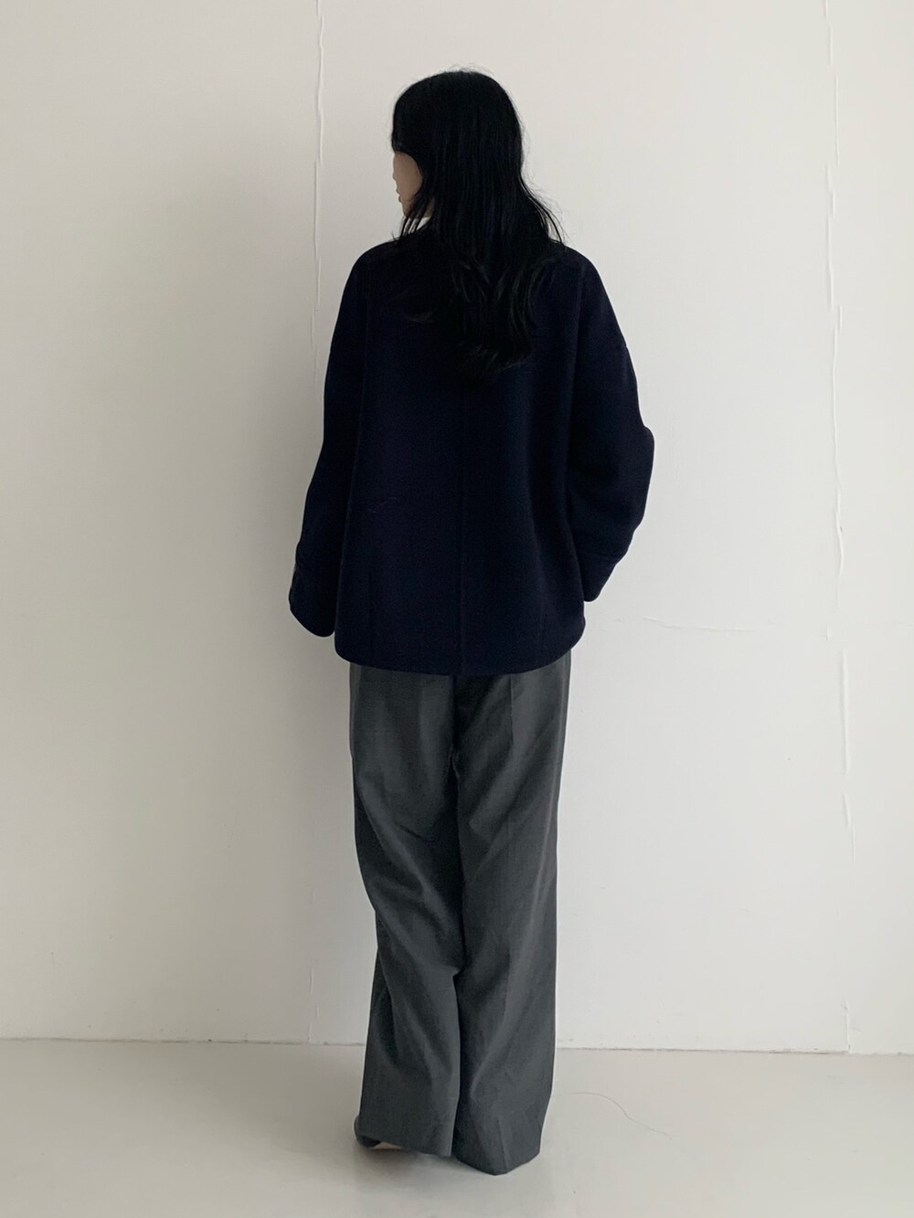 ブルー系のその他アウター、グレー系のその他パンツを着用したレディースの秋コーディネートの4枚目の写真