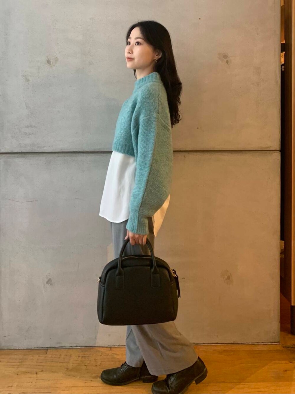 ブラック系のボストンバッグ、ホワイト系のシャツ/ブラウス、グレー系のその他パンツを着用したレディースの秋コーディネートの5枚目の写真