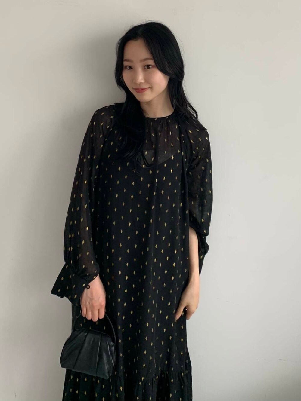 ブラック系のハンドバッグ、ブラック系のワンピースを着用したレディースの夏コーディネートの4枚目の写真