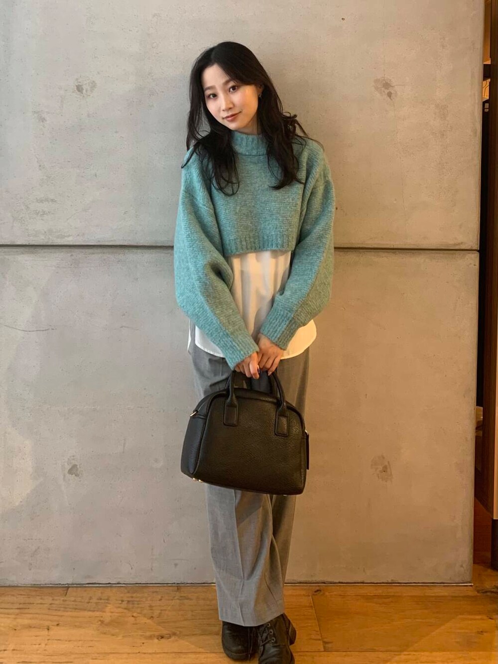 ブラック系のボストンバッグ、ホワイト系のシャツ/ブラウス、グレー系のその他パンツを着用したレディースの秋コーディネートの2枚目の写真