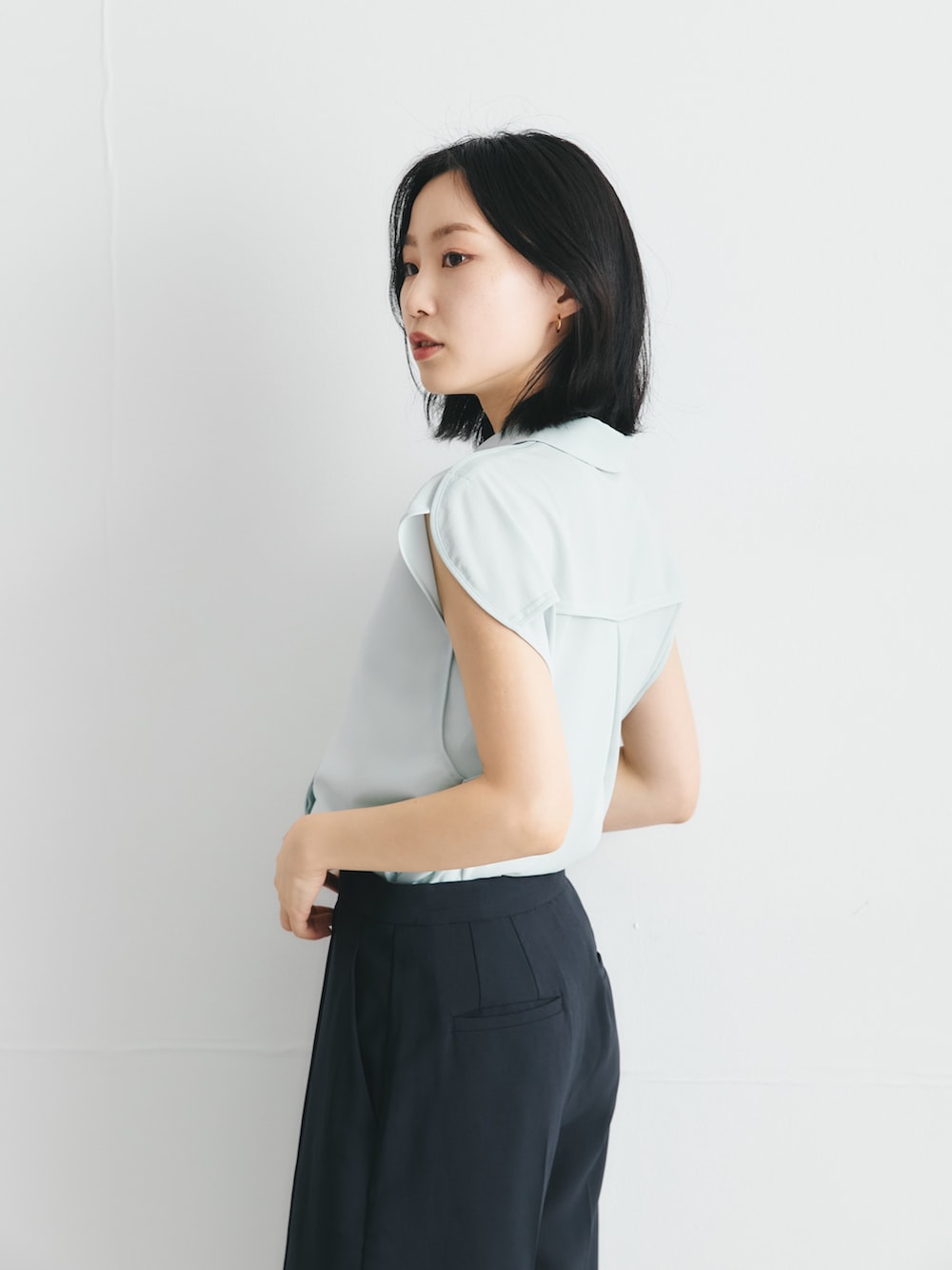 グリーン系のシャツ/ブラウス、ブルー系のその他パンツを着用したレディースの春コーディネートの2枚目の写真