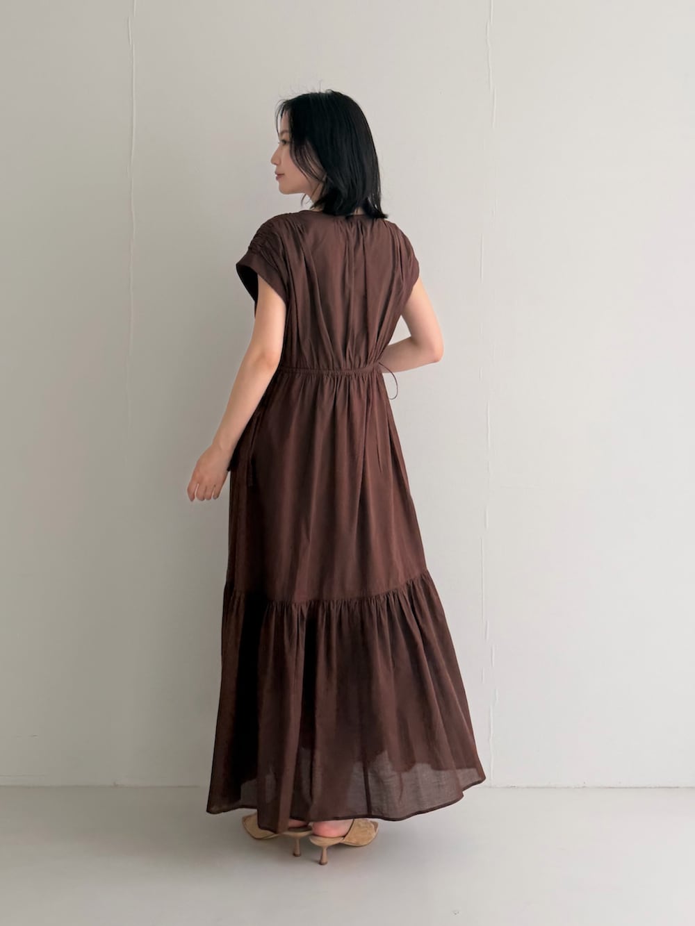 ブラウン系のワンピースを着用したレディースの春コーディネートの3枚目の写真