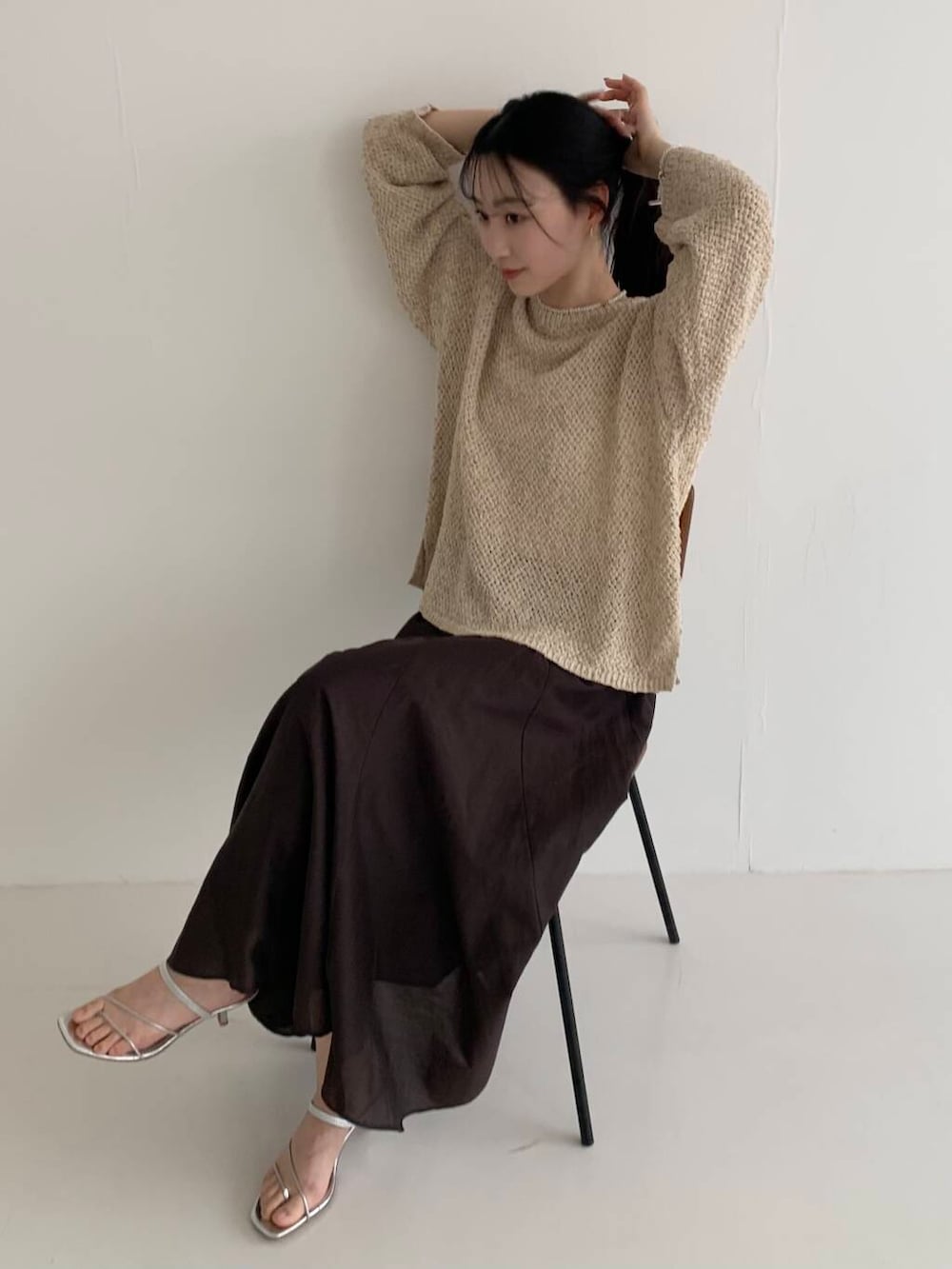 「スカート、デートコーデ、ROSSO、ブルベ夏、透かし編みニット、骨格ウェーブ、春カラーコーデ、キレイめスタイル、ブルベ夏×骨格ウェーブ、きれいめフェミニン」｜「URBAN RESEARCH ROSSO WOMENの透かし編みラメニット（ニット/セーター、ベージュ系）」を使った、美波さん（レディース・158cm）の春コーディネートの2枚目の写真