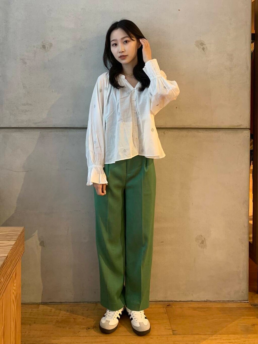 グリーン系のその他パンツ、ホワイト系のシャツ/ブラウス、ホワイト系のスニーカーを着用したレディースの秋コーディネートの3枚目の写真