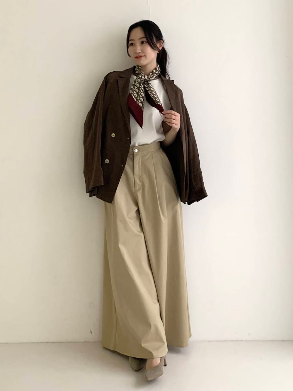 「デニム、休日コーデ、休日スタイル、ROSSO、ブルベ夏、骨格ウェーブ、キレイめスタイル、テーマパークコーデ、ブルベ夏×骨格ウェーブ、初夏アウター」｜「URBAN RESEARCH ROSSO WOMENの『MADE IN JAPAN』オリジナルスウェードパンプス（パンプス、ブラウン系）」を使った、美波さん（レディース・158cm）の春コーディネートの3枚目の写真