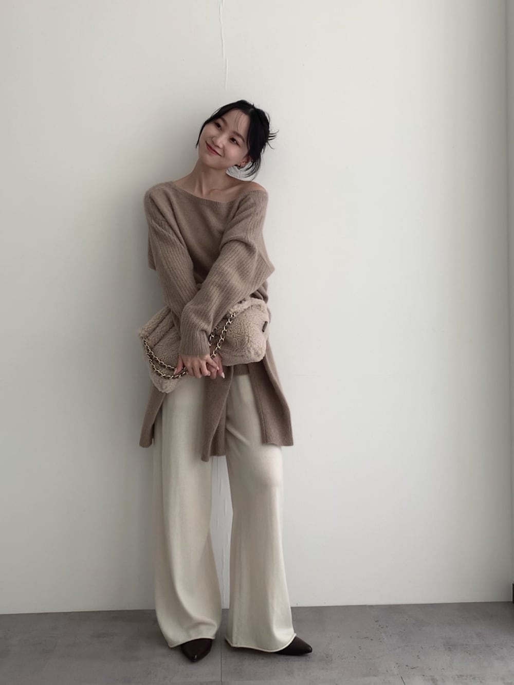 ベージュ系のニット/セーター、ホワイト系のその他パンツ、ベージュ系のカーディガン/ボレロを着用したレディースの冬コーディネートの2枚目の写真