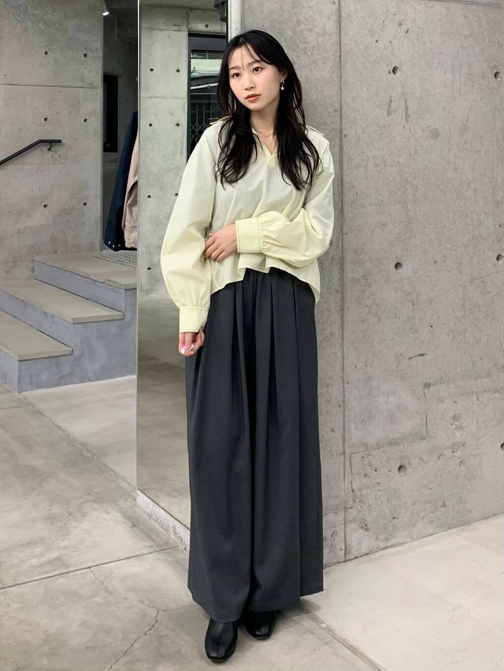 ブラック系のブーツ、グレー系のその他パンツ、グリーン系のシャツ/ブラウスを着用したレディースの冬コーディネートの2枚目の写真