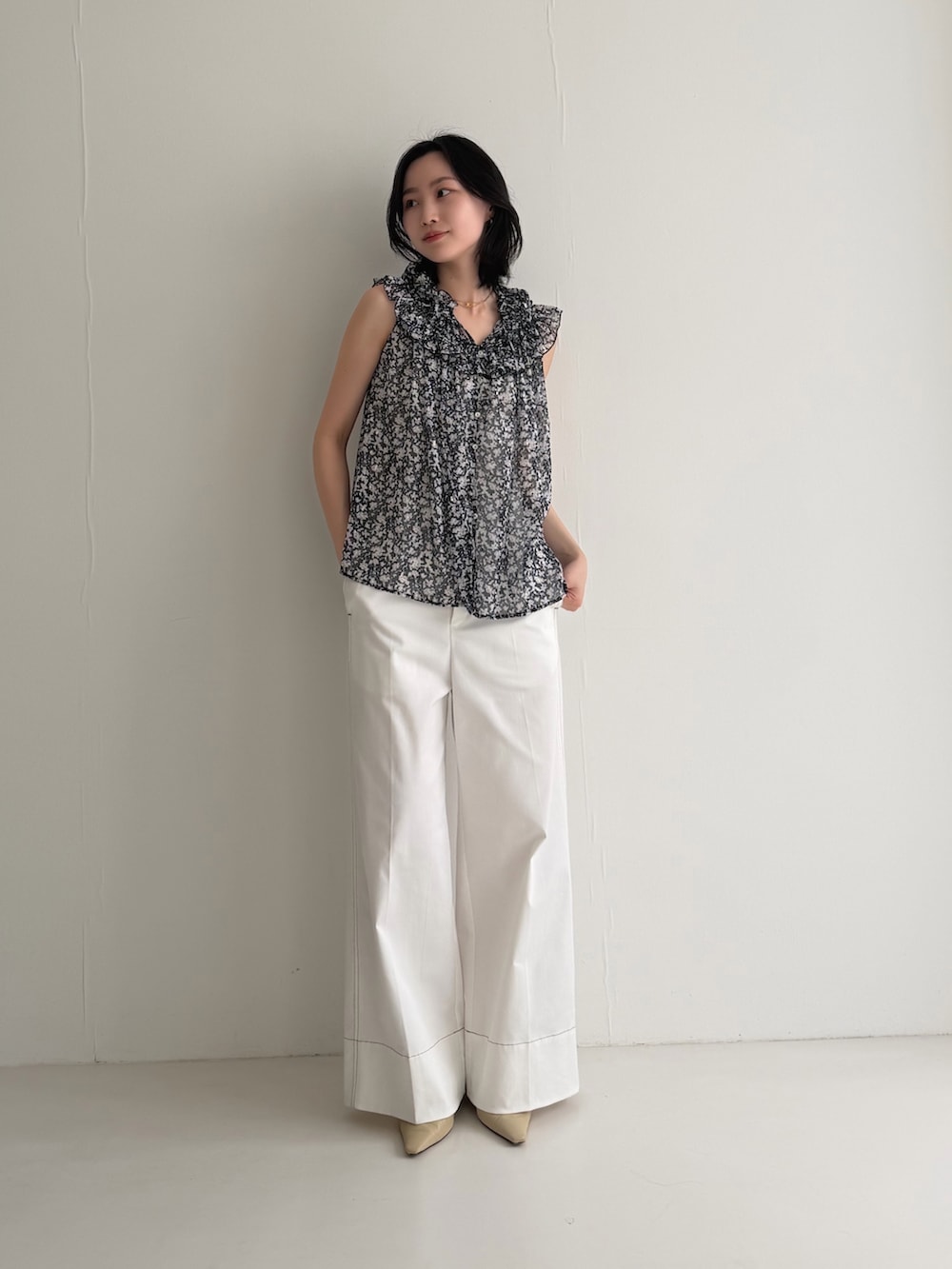 ブルー系のシャツ/ブラウス、グリーン系のその他シューズ、ホワイト系のその他パンツを着用したレディースの春コーディネートの3枚目の写真