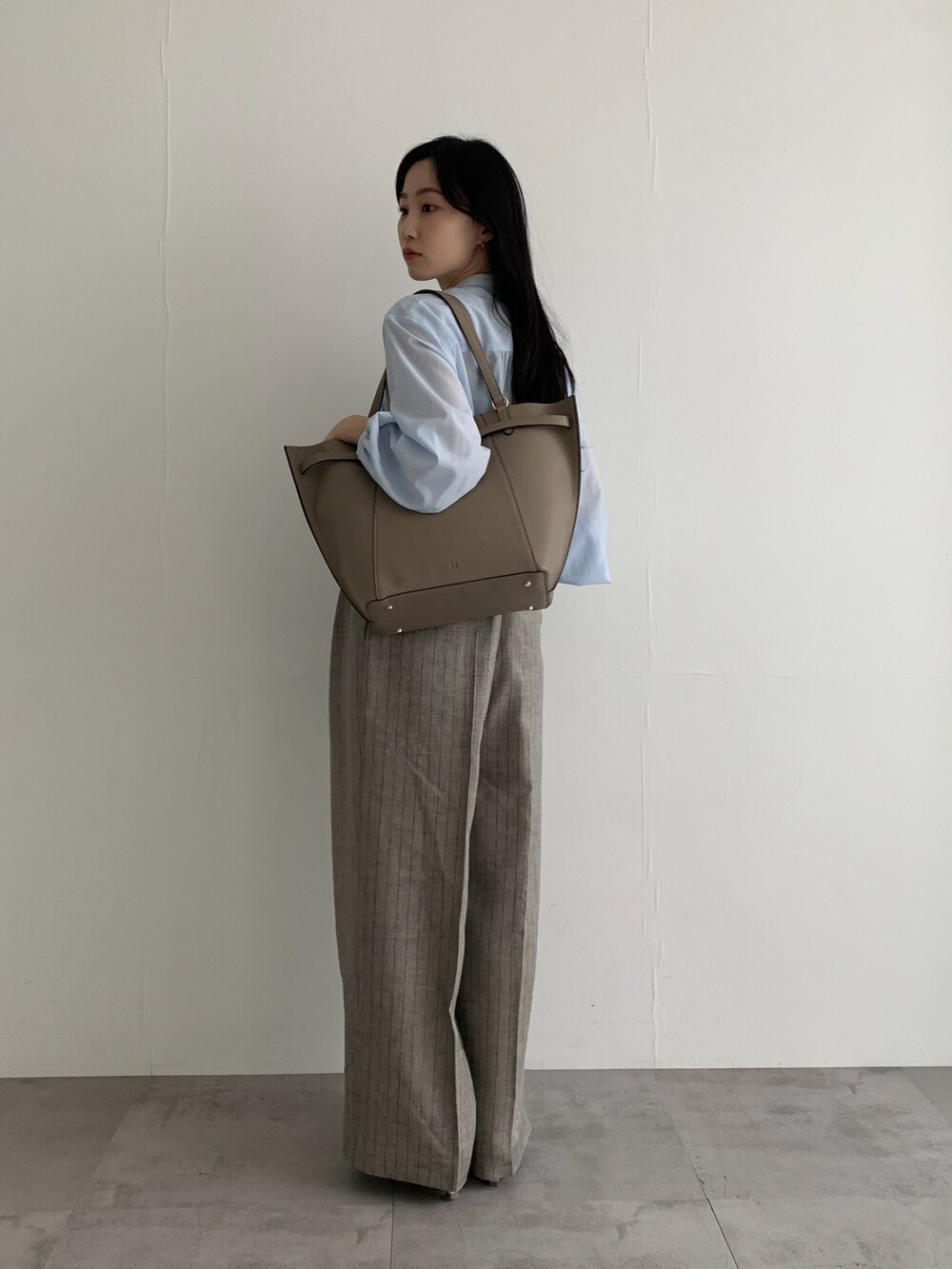 ブルー系のシャツ/ブラウス、グレー系のその他パンツを着用したレディースの冬コーディネートの4枚目の写真