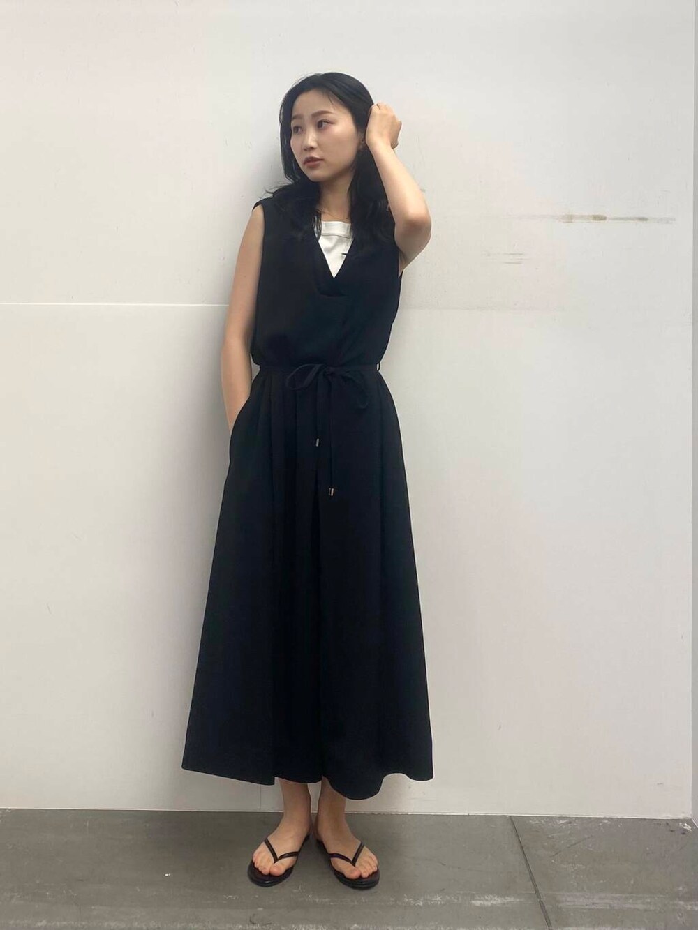 ブラック系のサンダル、ブラック系のつなぎ/オールインワンを着用したレディースの夏コーディネートの2枚目の写真