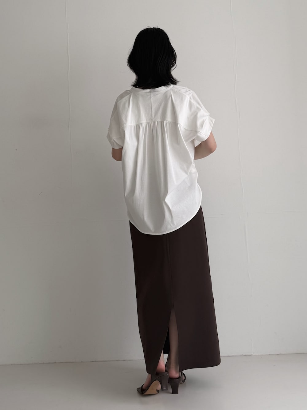 ブラウン系のスカート、ホワイト系のシャツ/ブラウス、ブラウン系のサンダルを着用したレディースの夏コーディネートの4枚目の写真