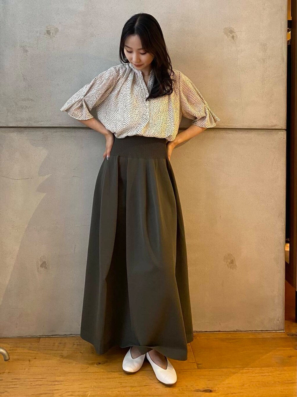 ホワイト系のパンプス、グリーン系のスカート、ホワイト系のシャツ/ブラウスを着用したレディースの夏コーディネートの2枚目の写真