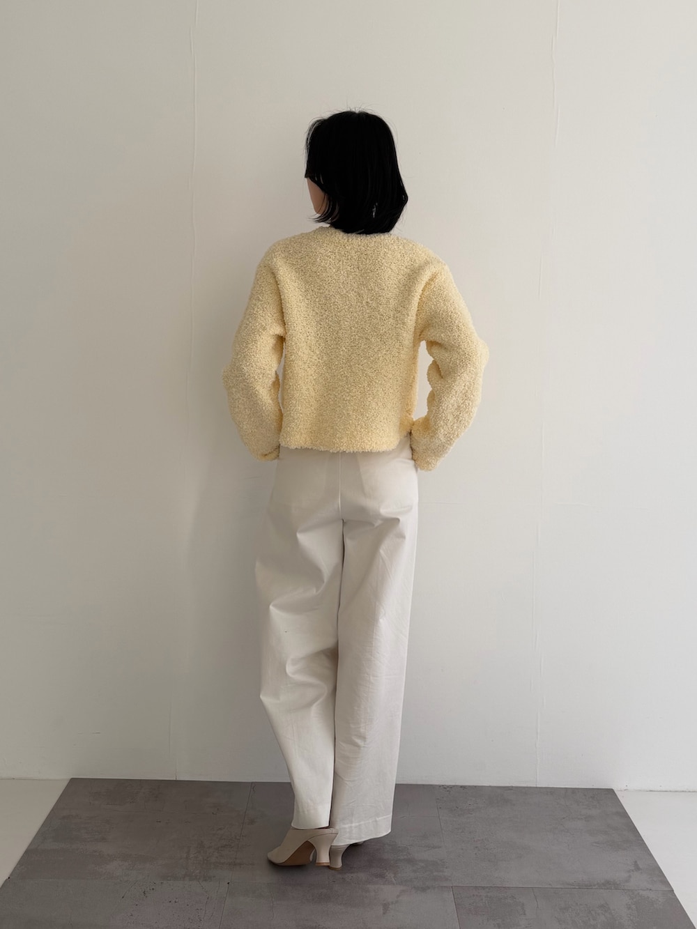 ホワイト系のその他パンツ、イエロー系のカーディガン/ボレロを着用したレディースの冬コーディネートの4枚目の写真