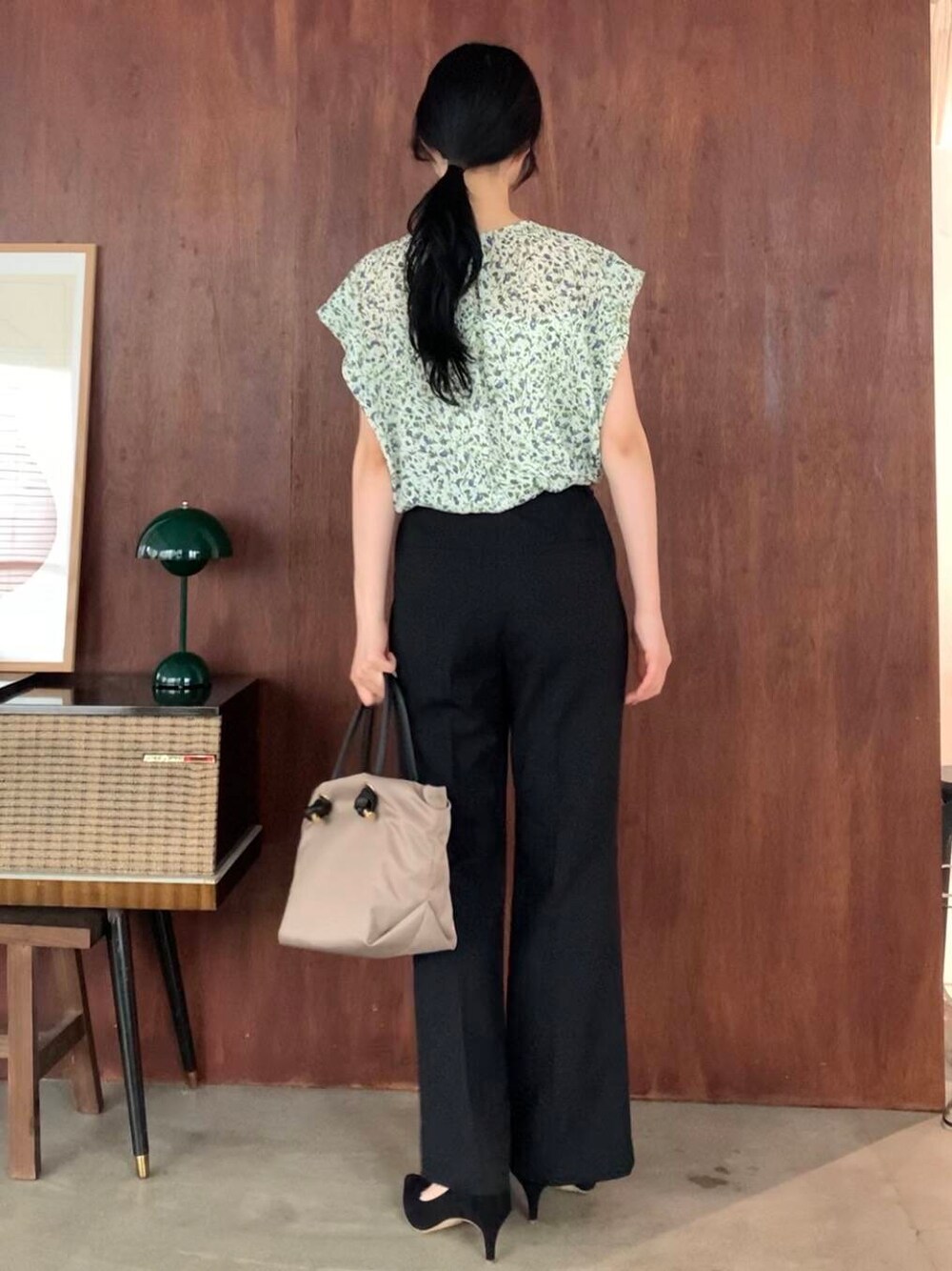 ブラック系のパンプス、ベージュ系のトートバッグ、ホワイト系のシャツ/ブラウスを着用したレディースの夏コーディネートの3枚目の写真