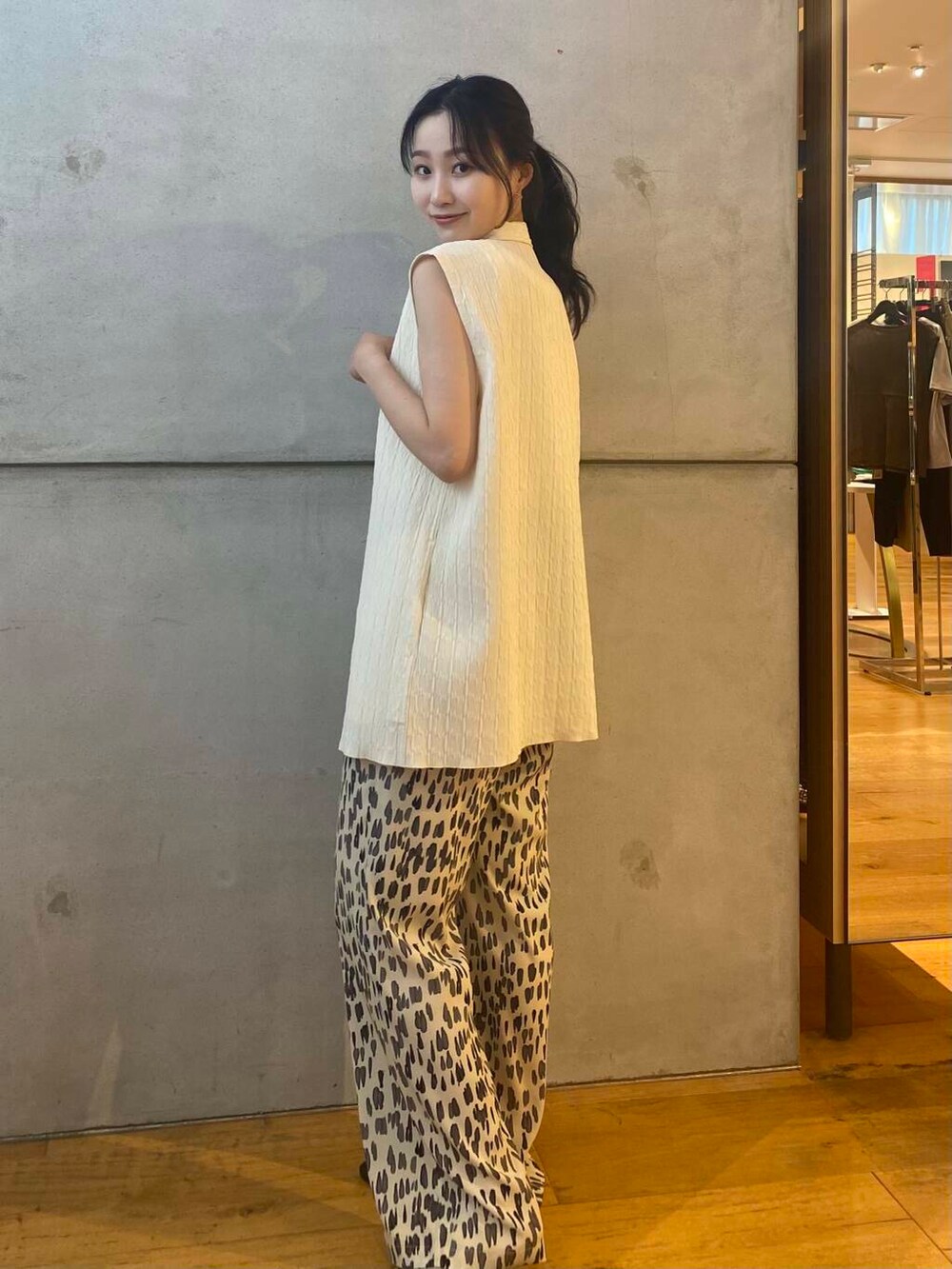 ブラック系のサンダル、ホワイト系のシャツ/ブラウス、ホワイト系のその他パンツを着用したレディースの夏コーディネートの6枚目の写真