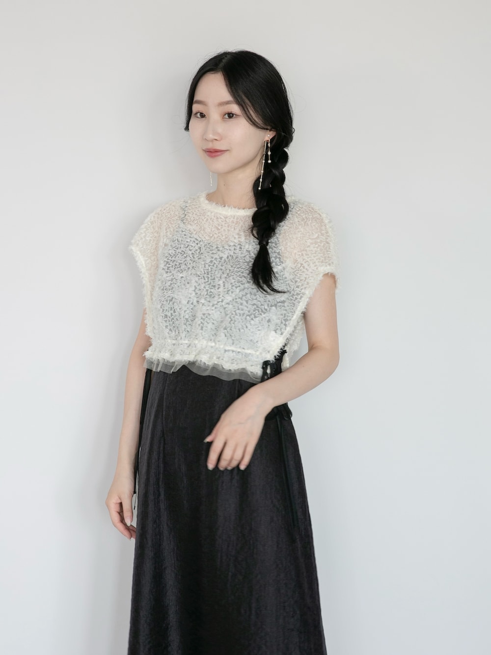 ブラック系のワンピース、ブラック系のパンプスを着用したレディースの夏コーディネートの4枚目の写真